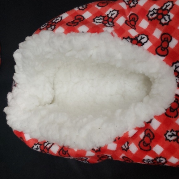 Hello Kitty NWT Fuzzy Babba Faux Sherpa Lined Holiday Slippers - Picture 5 of 5